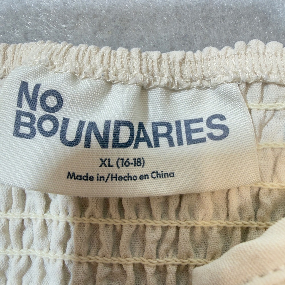 No Boundaries Romper Womens XL Cream Excellent Smocked Sweetheart Neckline - Picture 8 of 10
